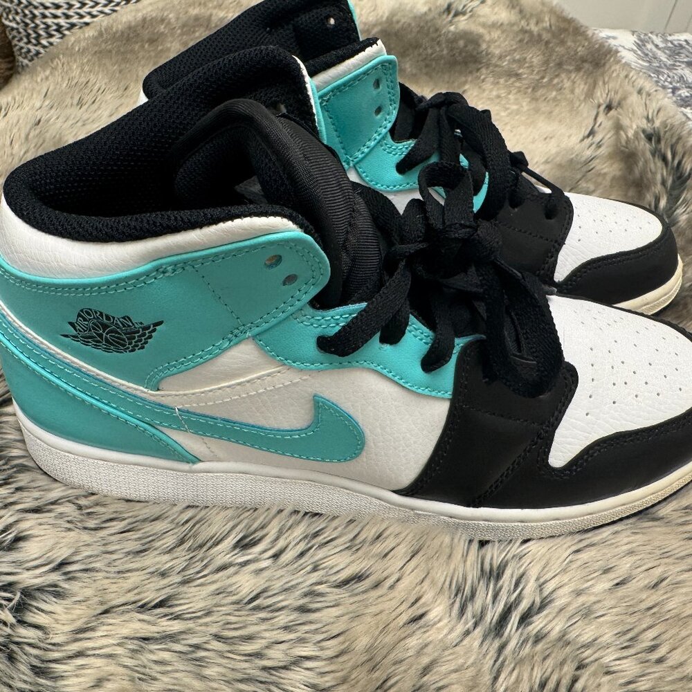 Nike Air Jordan "Tropical Twist youth size 6.5 Women's size 8